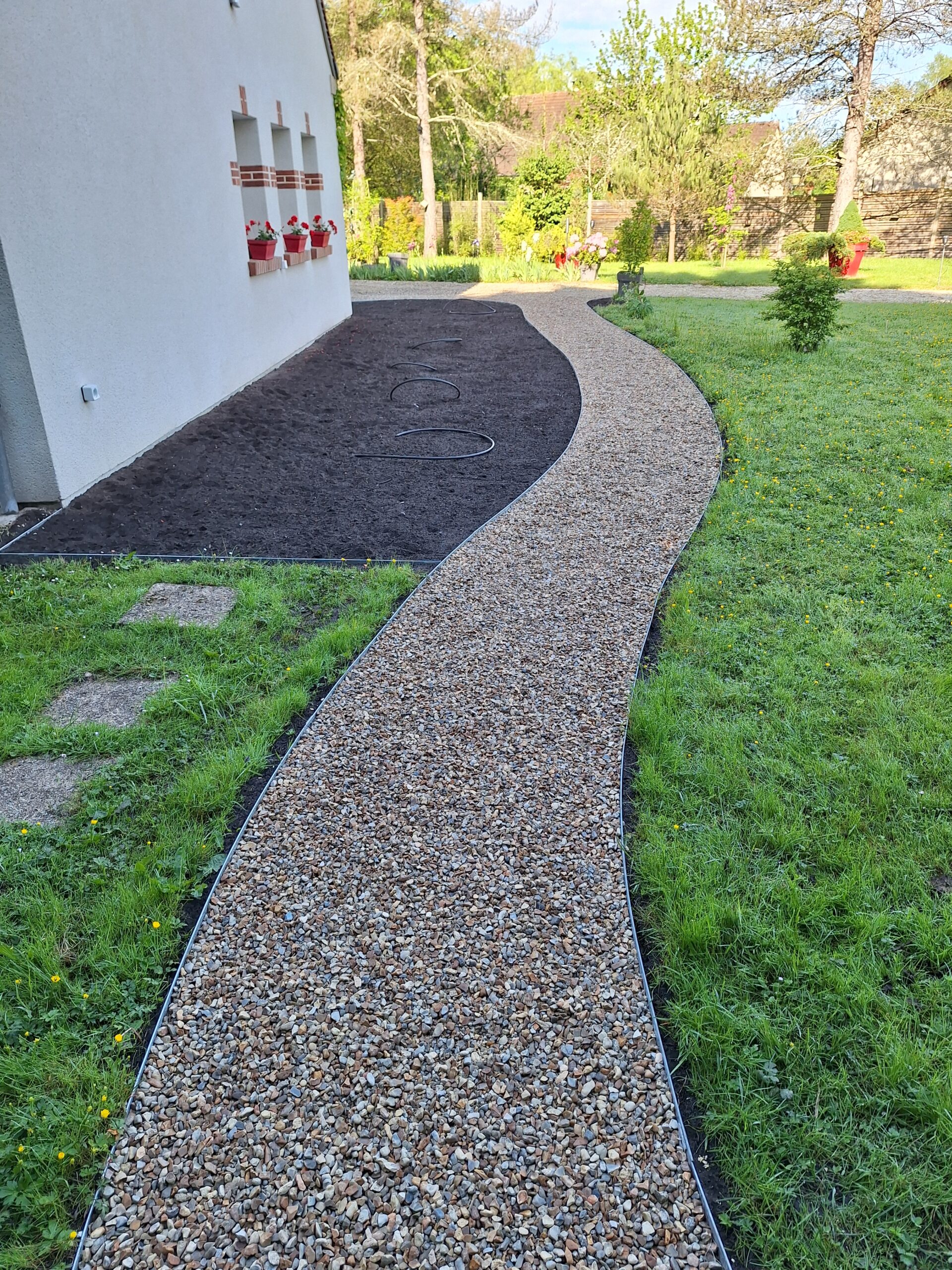 Terrassement création d'une allée - chemin dans la Loire - entreprise de paysagisme